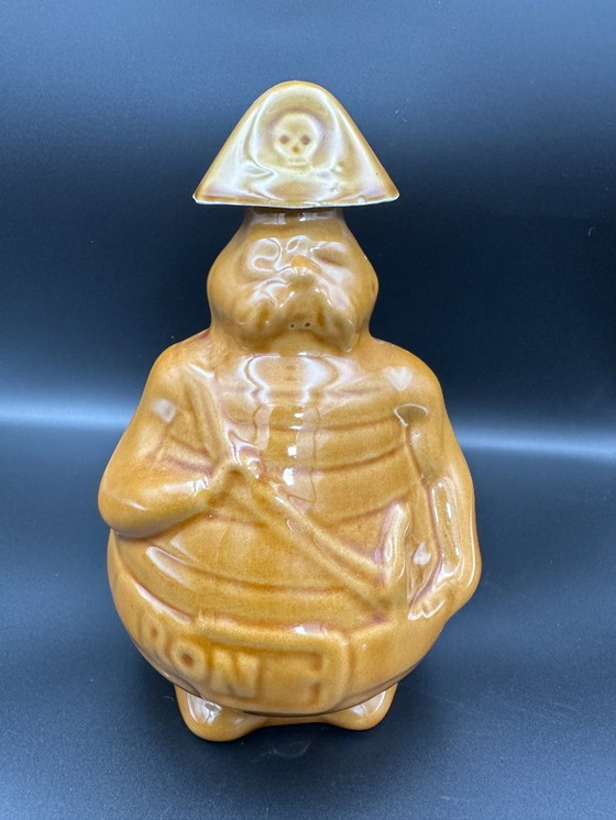 Image 1 of Jarra pirata con vasos de chupito de cerámica de estudio