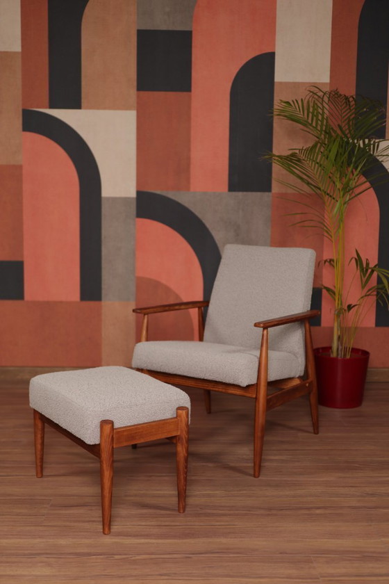 Image 1 of Poltrona e poggiapiedi in bouclé bianco dal design moderno