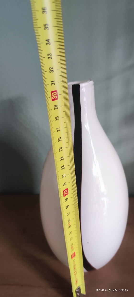 Image 1 of Vase en verre blanc soufflé à la bouche avec des rayures brunes, années 1970