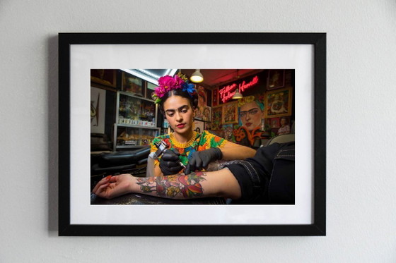 Image 1 of Afgedrukte en ingelijste foto / decoratieve lijst / beperkte oplage / gesigneerd / Frida Kahlo / straatkunst