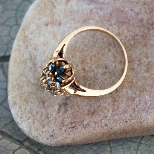 Vintage-Ring in Goldfarbe mit schwarzen und transparenten Strasssteinen: elegant detailliertes Design