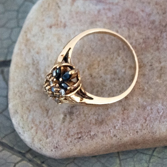 Anello vintage color oro con strass neri e trasparenti: design elegantemente dettagliato. (photo 2 of 11)