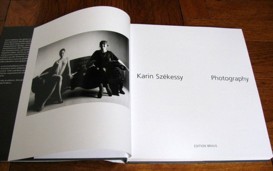 Image 1 of 'Blauwe pop', grote kleurenfoto van Karin Székessy