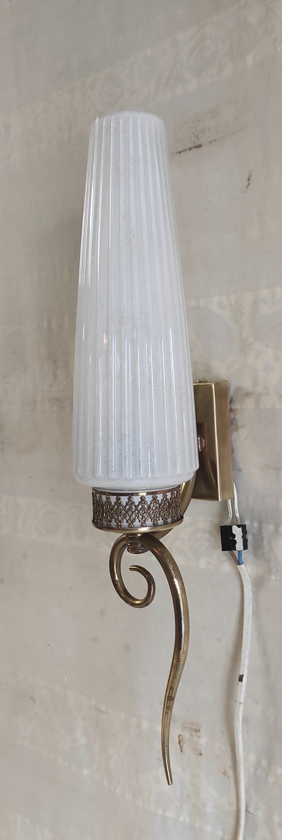 Image 1 of Applique moderniste in ottone e vetro opalino - metà del XX secolo