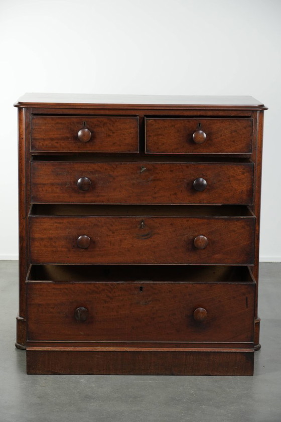 Image 1 of Statige antieke mahoniehouten Engelse ladekast uit de 19e eeuw met 5 lades en mooie warme donkere kleuren