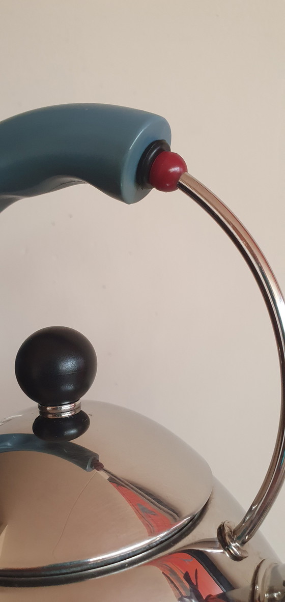 Image 1 of Hervidor Alessi 9093 – Michael Graves – Burdeos Red Bird – Diseño clásico