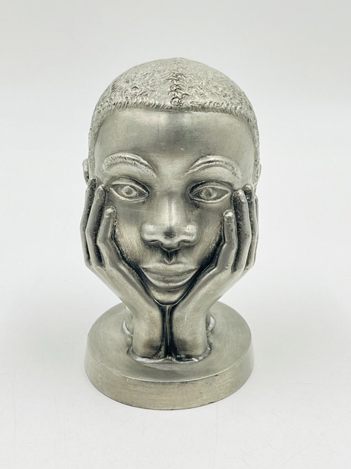 Escultura de peltre de una cabeza de mujer realizada por los trabajadores postales de Huy.