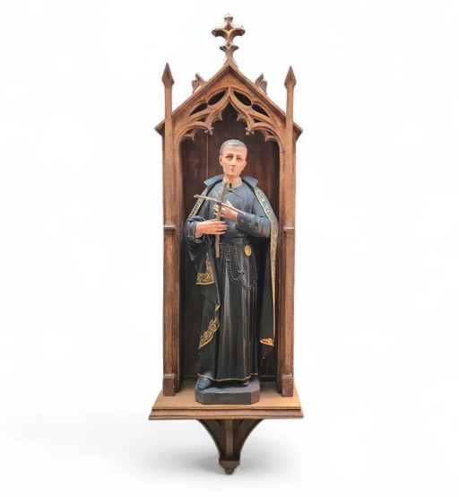 Beeld van een religieuze figuur / Patroonheilige Gerard Majella / geplaatst in een gotische nis / gelabeld