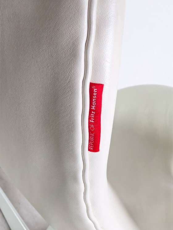 Image 1 of 2x Silla Swan original de Fritz Hansen, cuero blanco de Arne Jacobsen