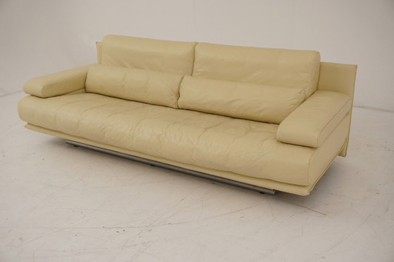 Image 1 of Set Rolf Benz composto da tavolino da caffè 6500, divano 1150 e 2 divani a tre posti in pelle beige.