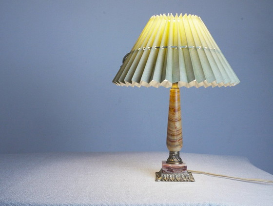 Vintage roze onyx marmeren tafellamp met saliegroene geplooide kap, Italiaanse messing nachtlamp, Art Deco (photo 3 of 19)
