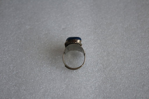Bague bohème imposante, fabriquée à la main en argent alpaga avec une grande pierre semi-précieuse bleue. Taille ajustable.