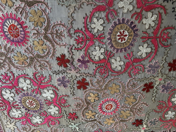 Image 1 of Tapiz Suzani antiguo de Uzbekistán
