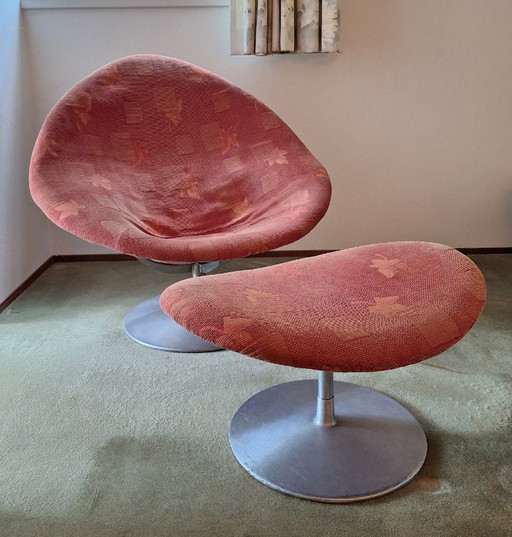 Sillón Artifort Globe (F422) con otomana