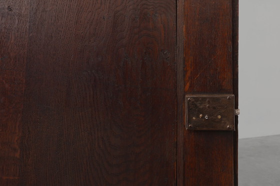 Image 1 of Armadio antico francese in quercia intagliato a mano del XVI secolo