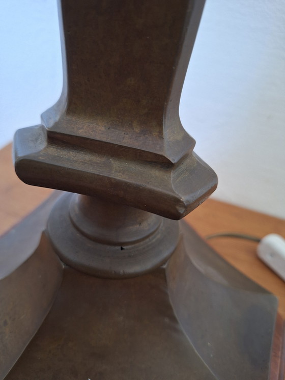 Image 1 of Lampada da tavolo vintage in ottone massiccio con base in legno