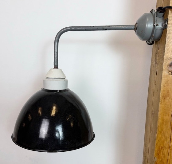 Image 1 of Industriële fabriekswandlamp met zwarte emaille kap, jaren 60