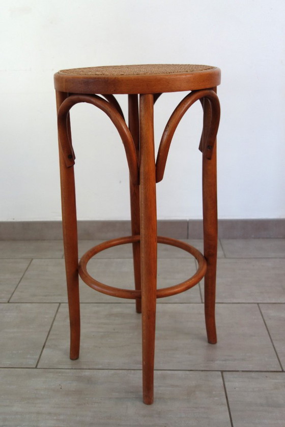 Image 1 of Hoge gebogen houten kruk met vintage rieten zitting