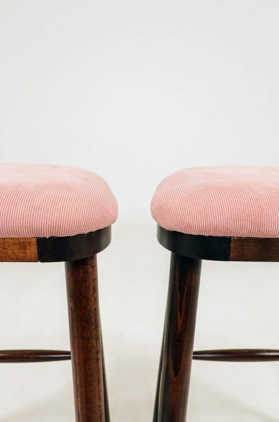 Image 1 of Coppia di sgabelli da bar in stile vintage, rivestiti in velluto a coste color rosa.