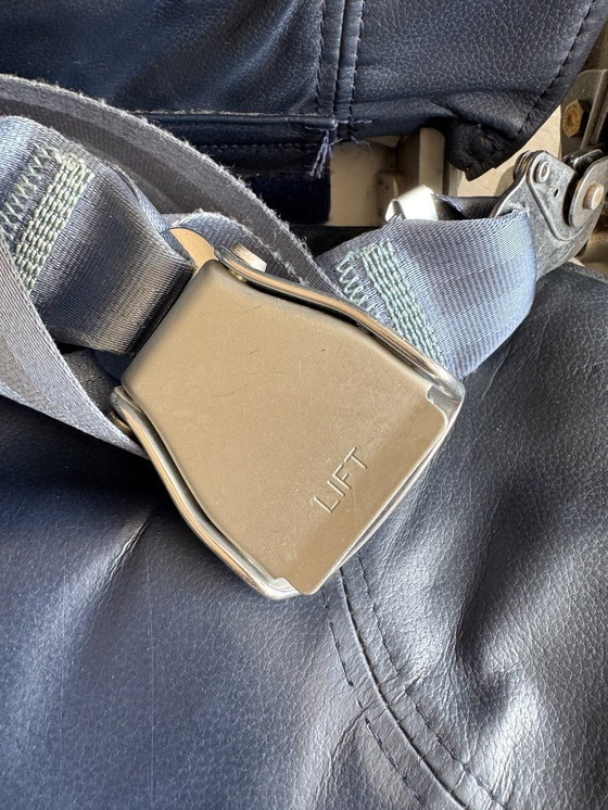 Image 1 of Vintage driepersoons vliegtuigstoelen - Recaro