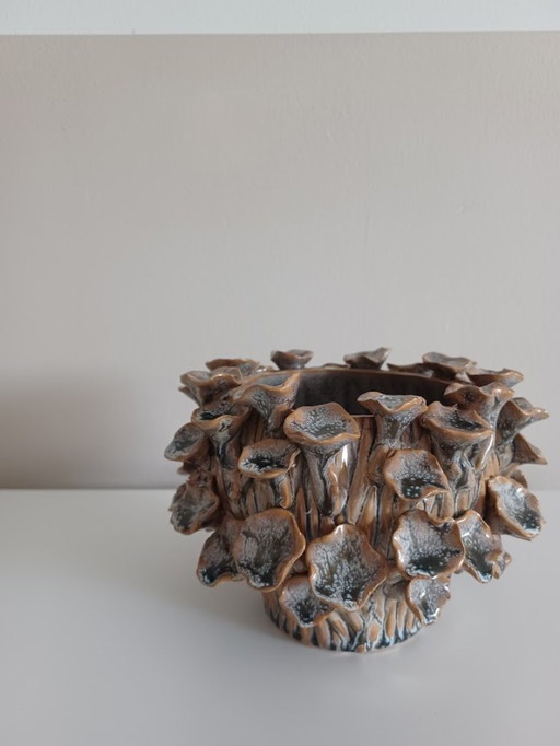 Organic, artistic pot. Ceramics. Daan Kromhout for Bia Blush.
