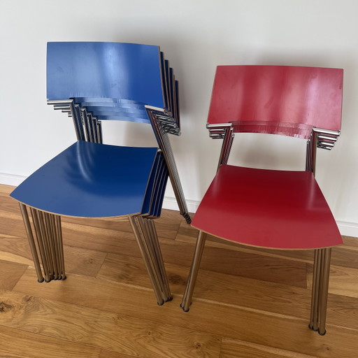 10 sedie impilabili Gijs van der Sluis Quasi Stacking Chairs, colore rosso/blu, laminate con struttura tubolare cromata.