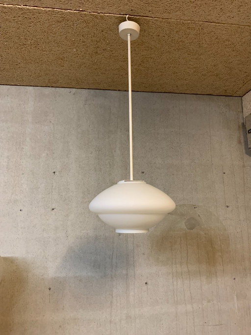 Lámpara colgante RZB Leuchten, Alemania de cristal opalino blanco.