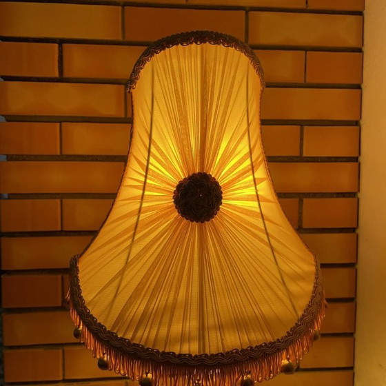 Lampada da tavolo Mid Century Modern Ambra Lucite Plexiglas Base Geometrica con Paralume Lusso Hollywood (photo 6 of 19)