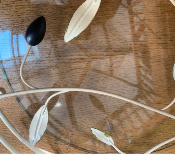 Image 1 of Bandeja redonda de hierro forjado y cristal decorada con aceitunas y follaje.