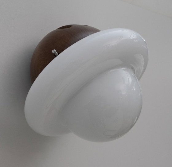 Image 1 of Pareja de apliques italianos de madera y cristal opalino de mediados de siglo, años 60