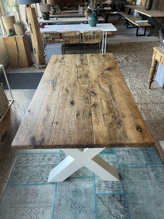 Image 1 of Mesa de comedor robusta de roble. 495 €.
