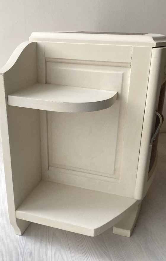 Image 1 of Mesita de noche Art Déco: profundo contraste entre la madera de nogal y la pintura color crema.