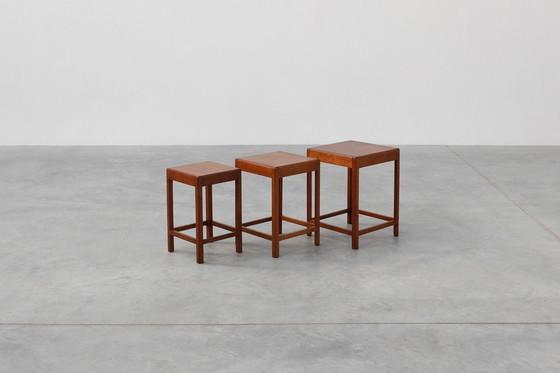 Image 1 of Juego de 3 mesas apilables de madera de roble en estilo Art Decó, Francia ca. 1925