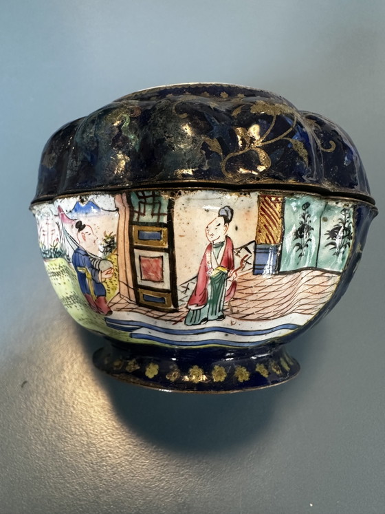 Scatola in Rame Smaltato di Canton con Decorazione a Figure – Cina – Fine XVIII Secolo (photo 9 of 13)