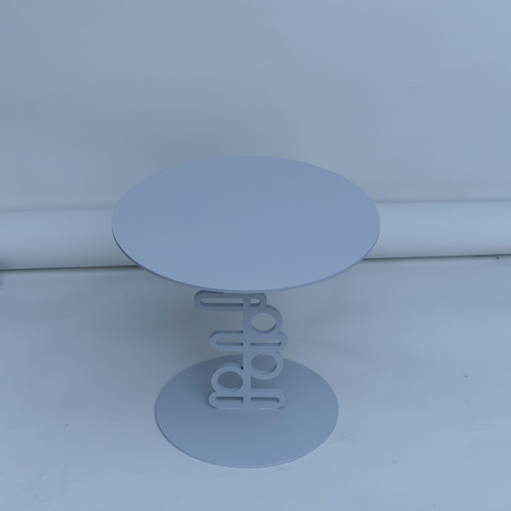 Image 1 of Mesa auxiliar Ken de Marcel Wanders para Quodes: diseño atemporal en gris claro RAL 7035
