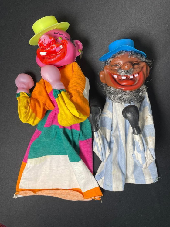Image 1 of Paar oude bokshandpoppen Aziatische man en clown