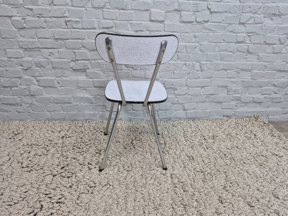Set di 3 sedie da cucina di design vintage di Brabantia, Formica striata bianca, Paesi Bassi, anni '60 (photo 10 of 11)