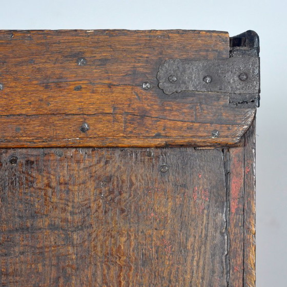 Image 1 of Baskische eikenhouten opbergkast, 17e eeuw