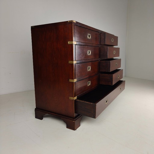 Engelse campagnecommode met messing beslag – 20e eeuw