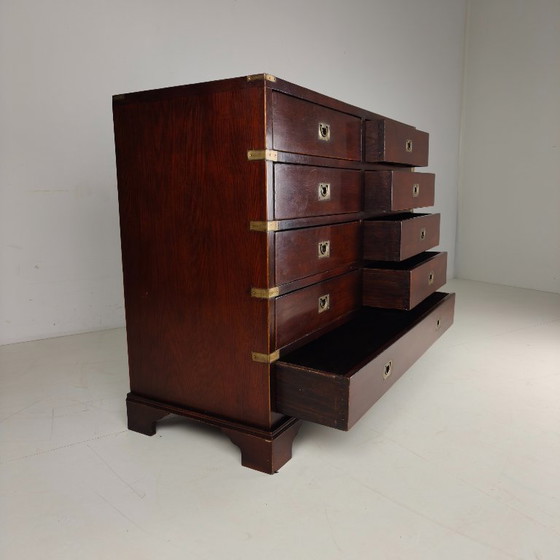 Image 1 of Engelse campagnecommode met messing beslag – 20e eeuw