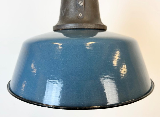 Image 1 of Lampe industrielle en émail bleu avec abat-jour en fonte, années 1960