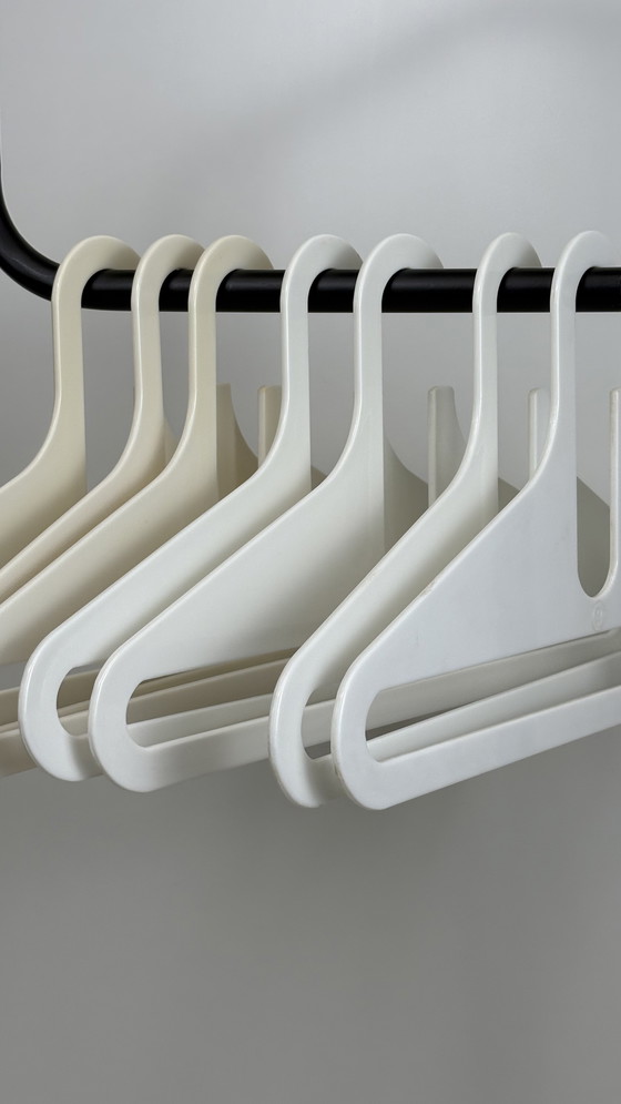 Image 1 of 7 kunststof wit kledinghangers Danilo Silvestrin Lambert
