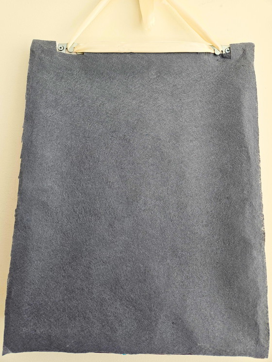 Image 1 of Ricamo fatto a mano su tela – Linea floreale viola su tela di lino – 45 x 35 cm