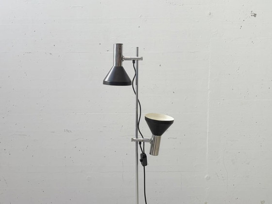 Image 1 of Stijlvolle vloerlamp in mid-century stijl met twee verstelbare lampkoppen.