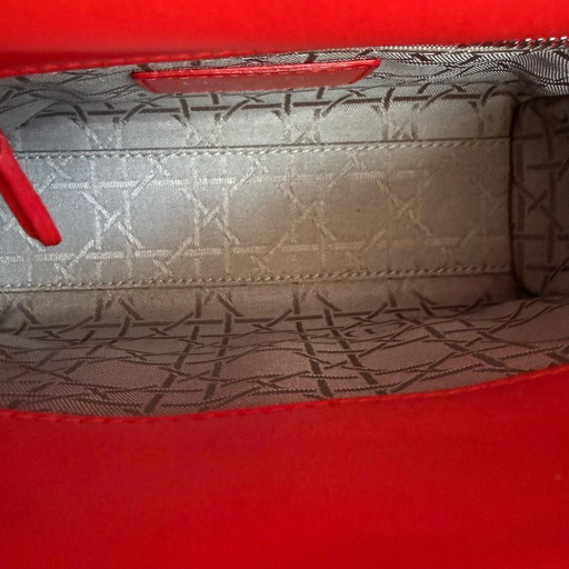 DIOR LADY MINI - PELLE DI AGNELLO CANNAGE ROSSO, DETTAGLI ARGENTO, CINTURINO REGOLABILE