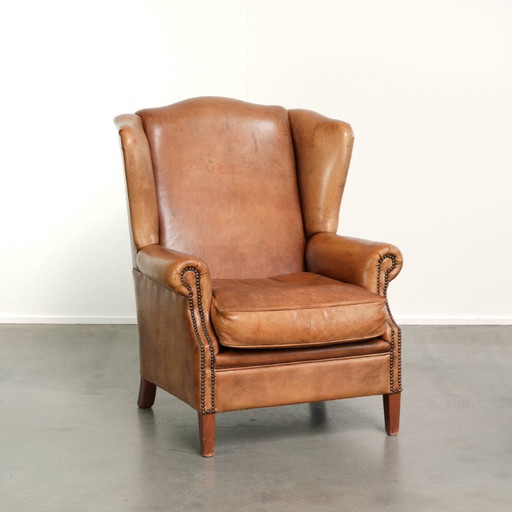 Beau et confortable fauteuil à oreilles en cuir de mouton de couleur cognac clair, de style anglais