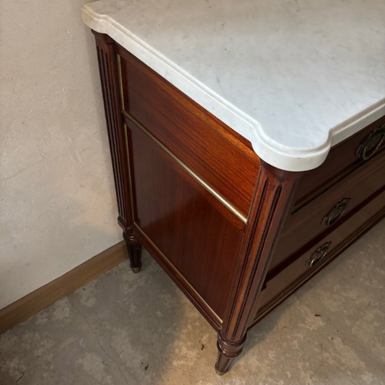 Image 1 of Commode in Lodewijk XVI-stijl, met een gebeeldhouwd marmeren blad.