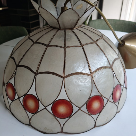 Image 1 of Suspension vintage en coquillage de Capiz avec couronne florale – années 1970