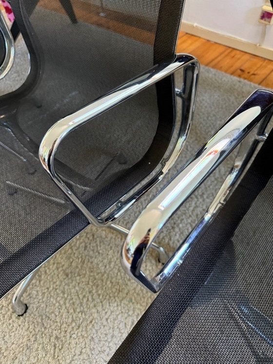 Image 1 of Chaise Vitra Eames EA 108 Noir Netweave – Chrome (Lot de 4)