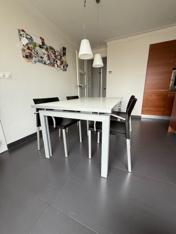 Image 1 of 4 chaises de salle à manger Leolux Myto avec table de salle à manger Arcade